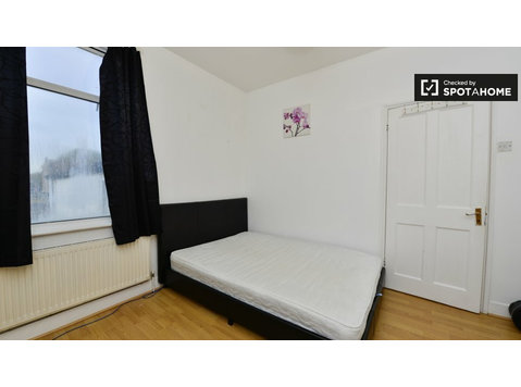 Cozy room to rent in 5-bedroom houseshare in Newham, London - Kiadó