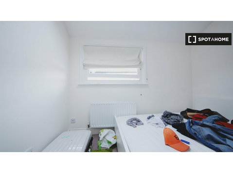 Cozy room to rent in 6-bedroom flat in Hammersmith & Fulham - Izīrē