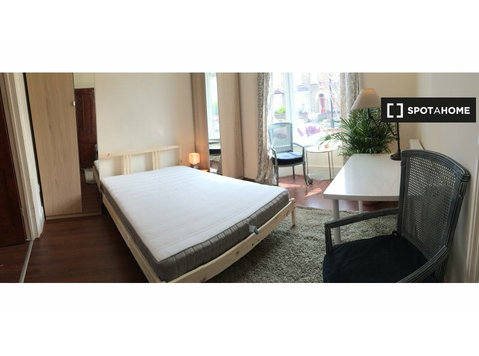 Doppelzimmer zur Miete in einem Haus mit 5 Schlafzimmern in… - Zu Vermieten