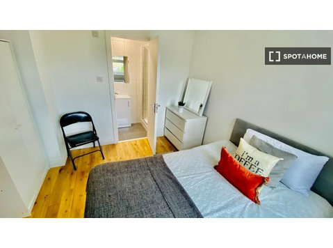 Zimmer mit eigenem Bad zu vermieten in 5-Zimmer-Wohnung in… - Zu Vermieten