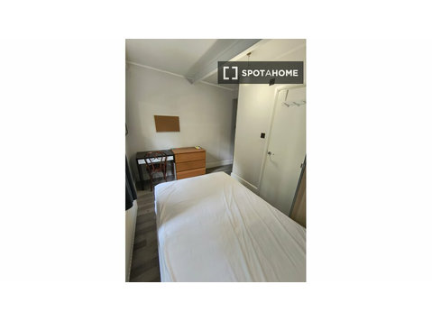 Zimmer mit eigenem Bad in einer 5-Zimmer-WG in Borough zu… - Zu Vermieten