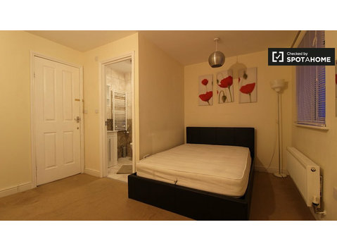 Ensuite Zimmer zu vermieten in 3-Bett-Wohngemeinschaft in… - Zu Vermieten