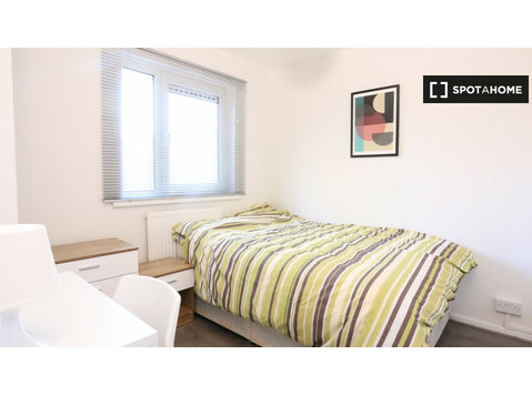 Equipped room in shared flat in Tower Hamlets, London - For Rent