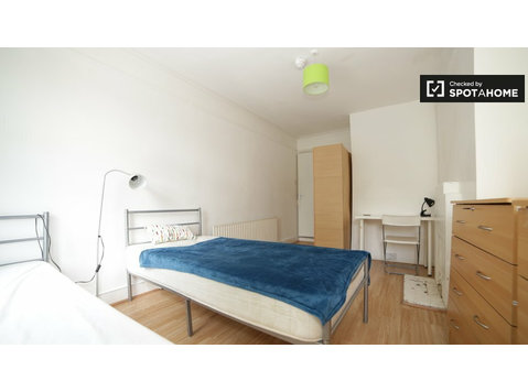 Exterior room in 6-bedroom flat in Haringey, London - For Rent