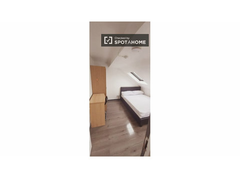 Furnished room in 6-bedroom apartment in Redbridge, London - Til Leie
