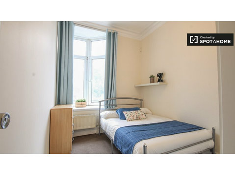 Umeblowany pokój w 8-pokojowym mieszkaniu w Kilburn w… - Do wynajęcia