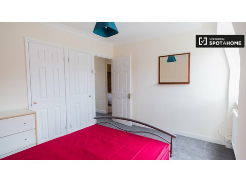 Furnished room to rent in 4-bedroom flat in Lambeth, London - Aluguel