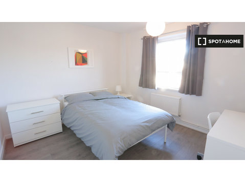 Riesiges Zimmer in 4-Zimmer-Wohnung in Limehouse, London - Zu Vermieten
