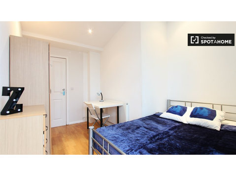 Huge room in 4-bedroom flat in Limehouse, London - For Rent
