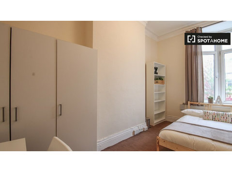 Enorme quarto em apartamento de 8 quartos em Kilburn,… - Aluguel
