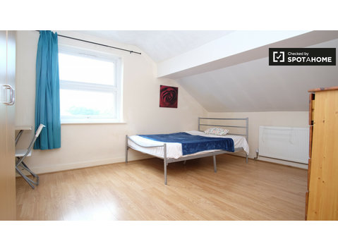 Interior room in 4-bedroom flat in Forest Gate, London - For Rent