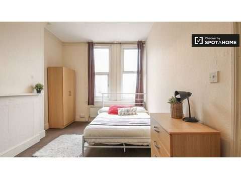 Interior room in 8-bedroom flat in Kilburn, London - เพื่อให้เช่า