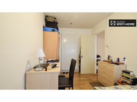 Quarto convidativo em apartamento de 3 quartos em… - Aluguel