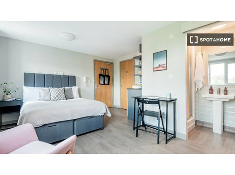 Amplia habitación principal con baño en una convivencia en… - Alquiler
