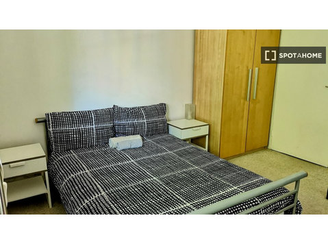 Large room for rent in a 3-bed flat in Isle of Dogs, London - For Rent