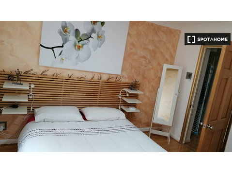 Ampia camera in appartamento con 2 camere da letto a… - In Affitto