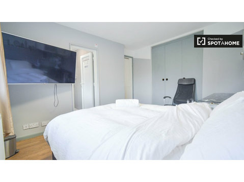 Gran habitación en piso compartido en Tower Hamlets, Londres - Alquiler