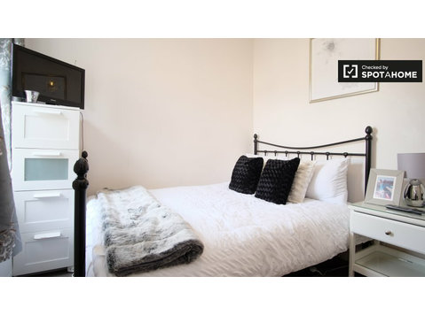 Belle chambre à louer dans un appartement de 3 chambres à… - À louer