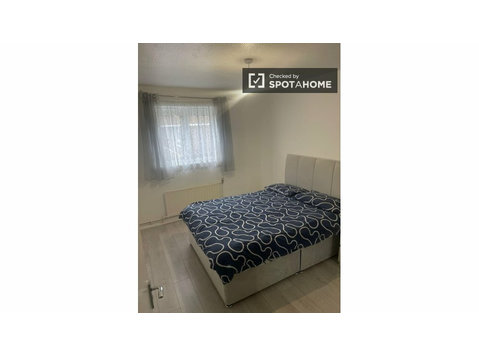 Room for rent 3-bedroom apartment in Lower Holloway, London - For Rent