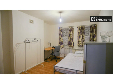 Chambre à louer dans un appartement de 2 chambres à… - À louer