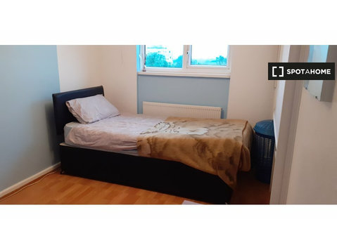 Room for rent in 3-bedroom apartment in Croydon, London - For Rent