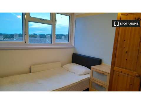 Room for rent in 3-bedroom apartment in Croydon, London - Til Leie