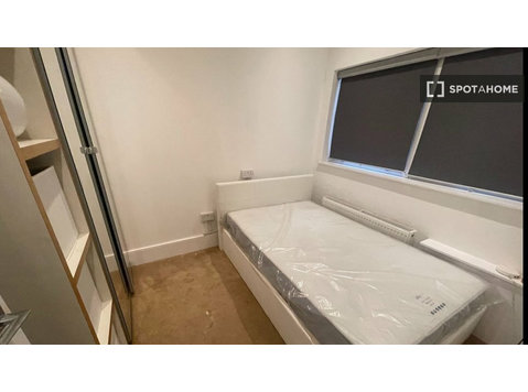 Room for rent in 3-bedroom apartment in Kensington, London - For Rent