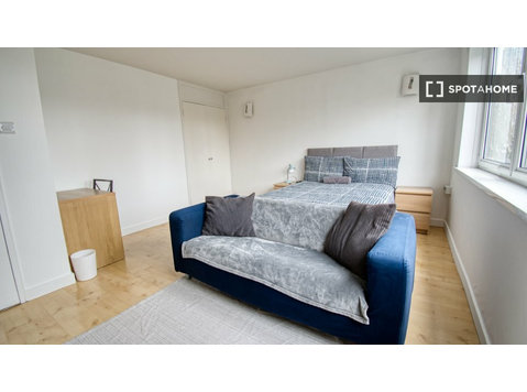 Pokój do wynajęcia w mieszkaniu z 3 sypialniami w Londynie - Do wynajęcia