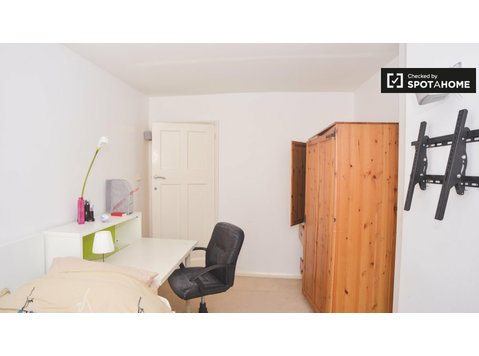 Zimmer zu vermieten in einem Haus mit 3 Schlafzimmern in… - Zu Vermieten