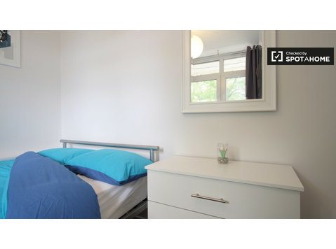 Chambre à louer dans un appartement de 4 chambres à Bethnal… - À louer