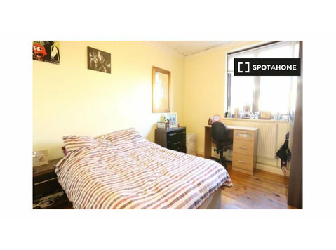 Pokój do wynajęcia w apartamencie 4 pokojowym w Bow - Do wynajęcia