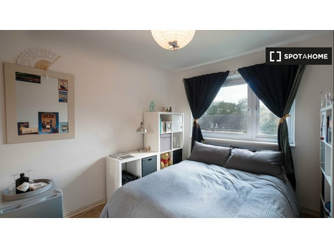 Zimmer zu vermieten in 4-Zimmer-Wohnung in Stepney Green - Zu Vermieten