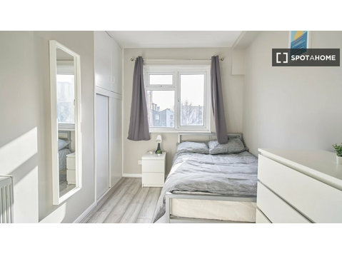Quarto para alugar em apartamento de 4 quartos em Bow,… - Aluguel