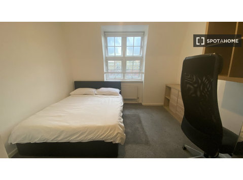 Pokój do wynajęcia w mieszkaniu z 4 sypialniami w Londynie - Do wynajęcia