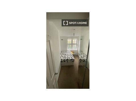 Londra'da 4 yatak odalı dairede kiralık oda - Kiralık