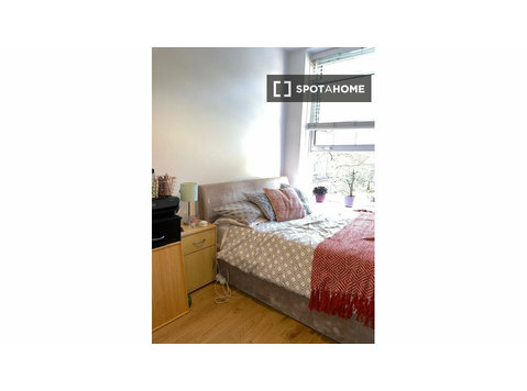 Chambre dans un appartement de 4 chambres à louer à Londres - À louer