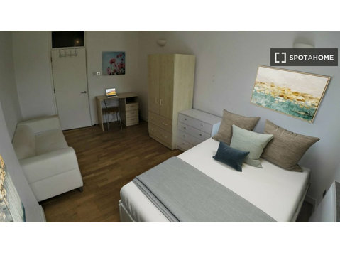 Chambre dans un appartement de 4 chambres à louer à Londres - À louer