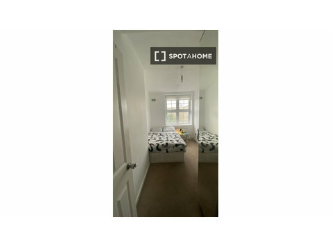 Chambre dans un appartement de 4 chambres à louer à Londres - À louer