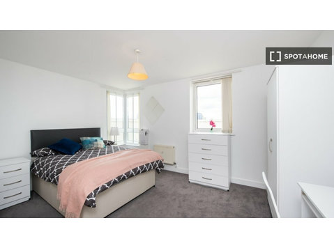 Room for rent in 4-bedroom apartment in Poplar, London - De inchiriat