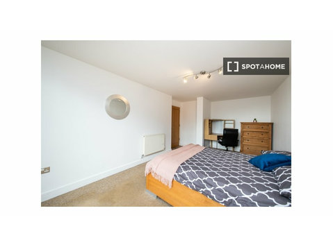 Room for rent in 4-bedroom apartment in Poplar, London - For Rent