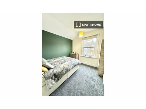 Room for rent in 4-bedroom apartment in Rotherhithe, London - For Rent