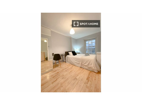 Room for rent in 4-bedroom apartment in Tyburnia, London - For Rent