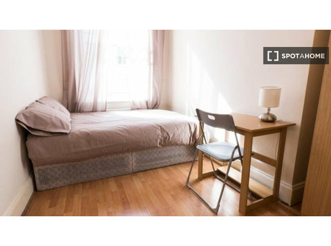 Quarto para alugar em apartamento de 4 quartos em… - Aluguel