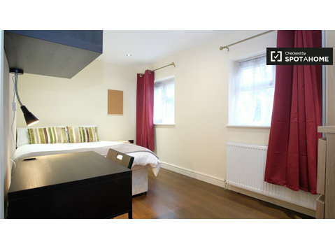 Streatham, Londra'da 4 yatak odalı evde kiralık oda - Kiralık