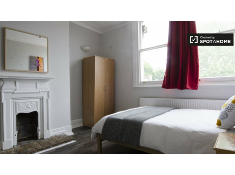 Battersea, Londra'da 5 Yatak Odalı Dairede kiralık oda - Kiralık