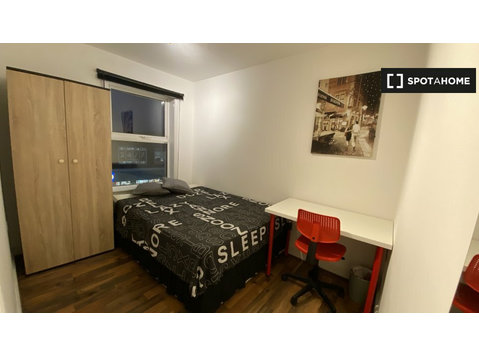 Camberwell, Londra'da 5 yatak odalı dairede kiralık oda - Kiralık