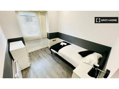 Alugo quarto em apartamento de 5 quartos em Norbury, Londres - Aluguel