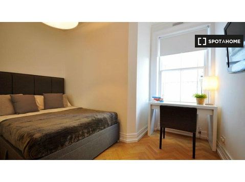 Londra, Paddington'da 5 yatak odalı dairede kiralık oda - Kiralık