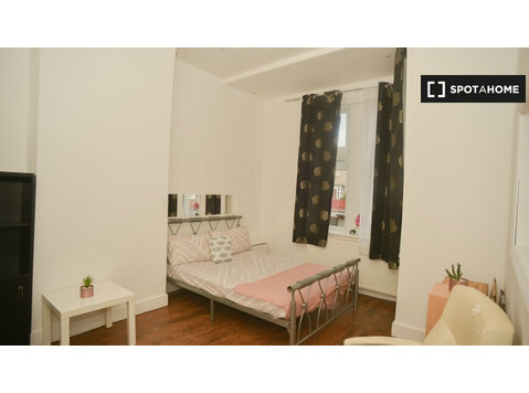 Chambre à louer dans un appartement de 5 chambres à… - À louer