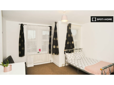 Plaistow, Londra'da 5 yatak odalı dairede kiralık oda - Kiralık